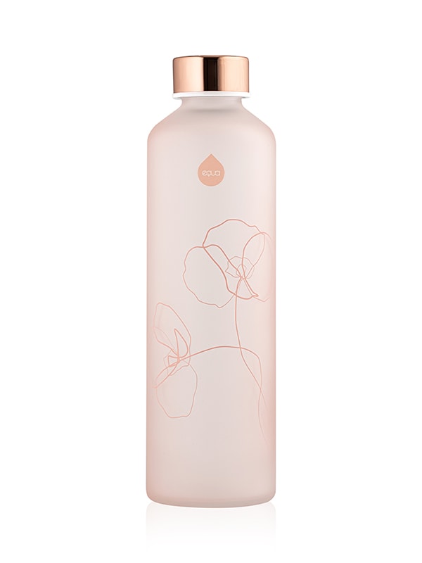 EQUA Botella de agua de cristal Bloom con acabado rosa mate e impresión de rosas sobre fondo blanco en el centro