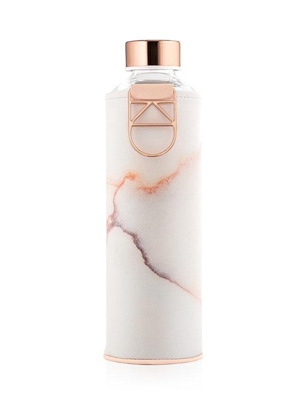 Botella de agua de cristal de lava de EQUA con tapa y soporte de oro rosa. Tapa de piel sintética con estampado de mármol. 