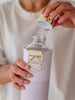 EQUA Lila staklena boca s poklopcem od umjetne kože, zlatnom metalnom ručkom i zlatnim poklopcem