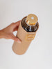 EQUA détail du logo sur le couvercle doré de la bouteille d'eau Sienna avec faux couvercle végétalien