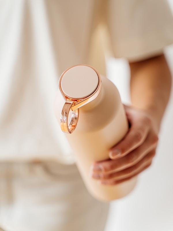 EQUA Smart Water bottle in Pink Blush colour and rose gold details on the lid and ring holder. Made from Stainless Steel material and double vacuum insulation.