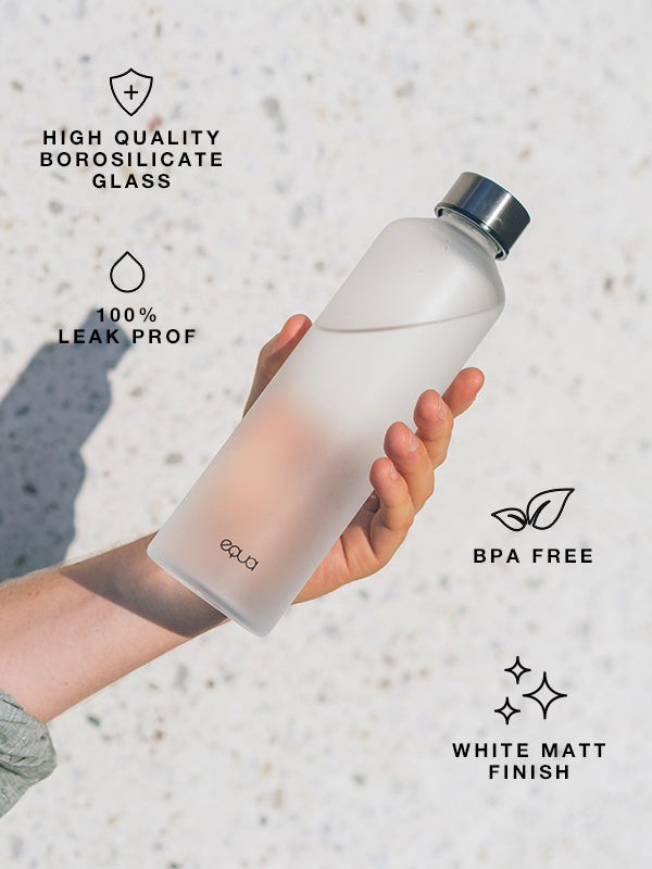 Botella de vidrio negro aterciopelado con acabado mate de EQUA - EQUA -  Botellas de agua sostenibles