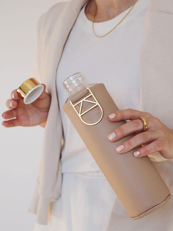 Coperchio d'oro e dettagli di bottiglia d'acqua in vetro con coperchio beige - Sienna by EQUA
