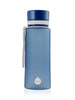 Botella de agua azul con correa blanca y logotipo EQUA en el fondo con un volumen de 600 ml