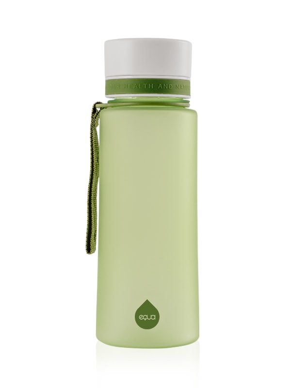 Botella de agua verde con correa verde y tapa gris de silicona con el logotipo de EQUA en el fondo