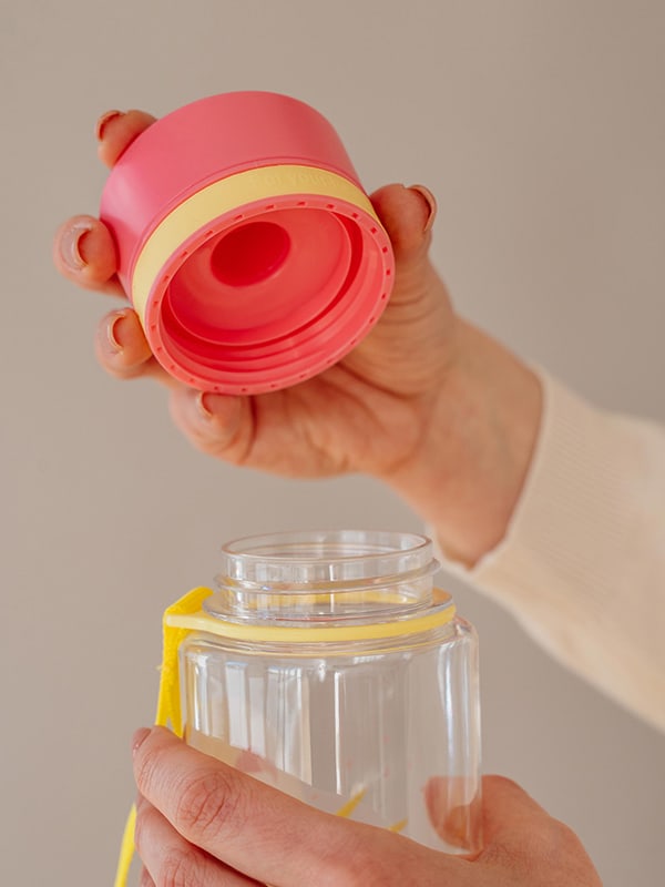 EQUA Bottiglia d'acqua BPA FREE, Flamingo, primo piano del coperchio, colore rosa e giallo