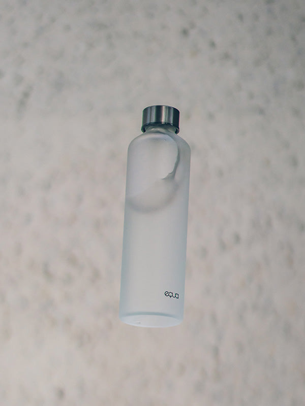 Minimalista EQUA botella de agua terciopelo negro