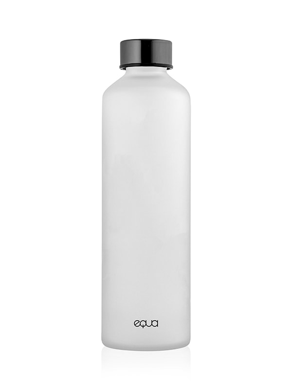 Minimalistično EQUA steklenica s stekleno vodo v sredini slike s črnim kovinskim pokrovom in črnim logotipom equa na dnu. Natisni nalepke na EQUA steklenico s steklenico vode in jo naredite edinstveno in po vaši volji.