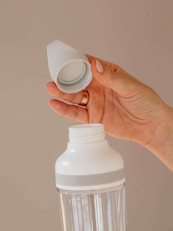 EQUA Botella de agua FLOW SIN BPA, Freeze, primer plano de la tapa y la boquilla, diseño minimalista, sin motivo, color gris