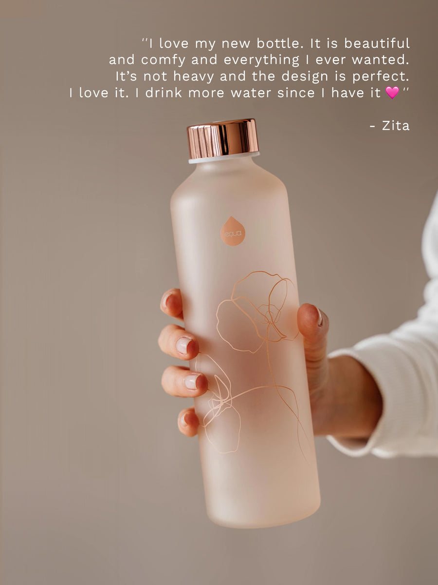 EQUA bouteille d'eau en verre Bloom avec finition mate et détails en or rose.