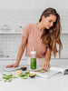 EQUA BPA FREE FLOW 2 v 1 steklenico vode, Beat, bootle je prikazan s slamo in smoothie, mlada ženska brskanje smoothie recepti, grafični motiv, breskove barve